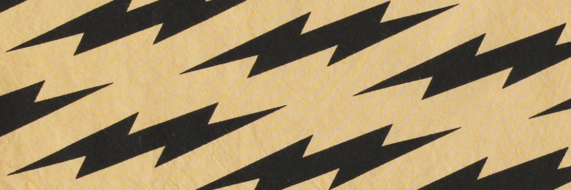 稲妻マークが整然と並んだクールなハンカチ。 ベースが黄色になると、ふしぎとトラの模様に見えてきます。 デザイナーDonny Grafiks氏による、2022年の干支「寅」がモチーフのハンカチ。  サイズ46×46cm、綿100％、チドリ縫製、日本製。
