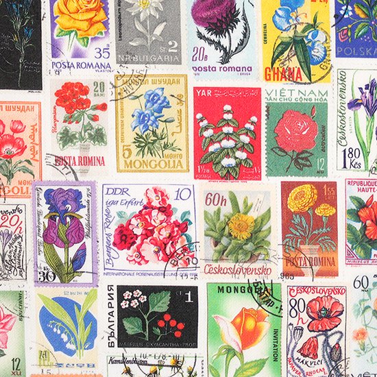 世界の花のデザインの切手を集めてレイアウトしたハンカチ。 色とりどりの花を眺めているだけでも楽しい1枚。